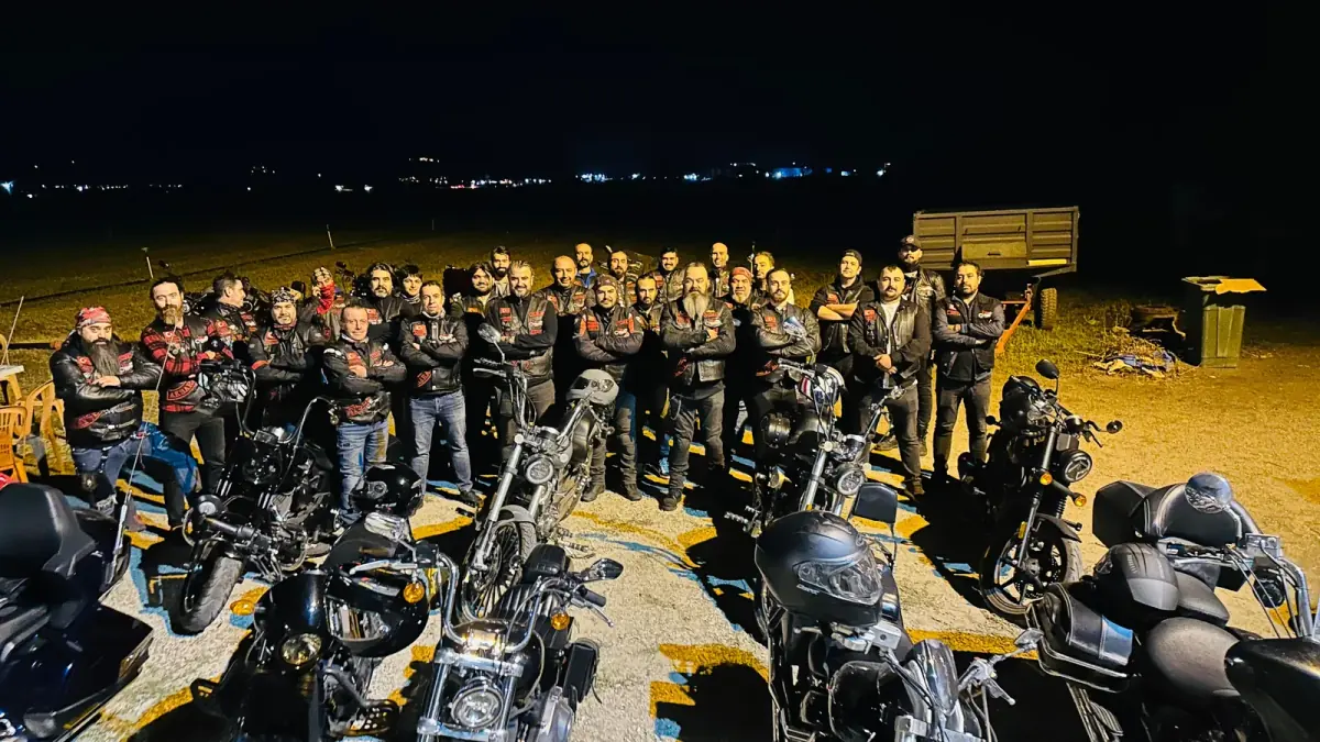 Gece sürüşü öncesinde motosikletleriyle bir araya gelen Türkchopper MC üyeleri